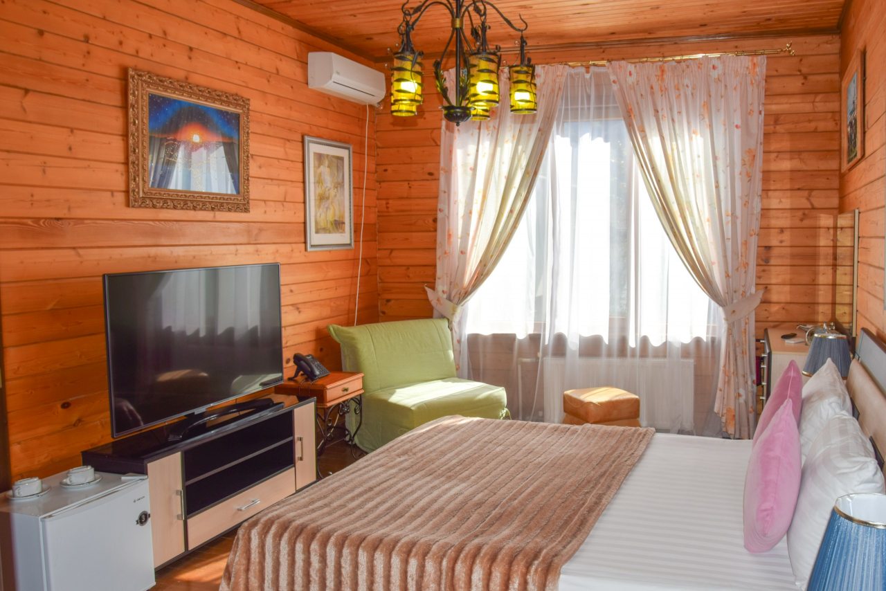 Комфортная трёхместная комната с видом на горы