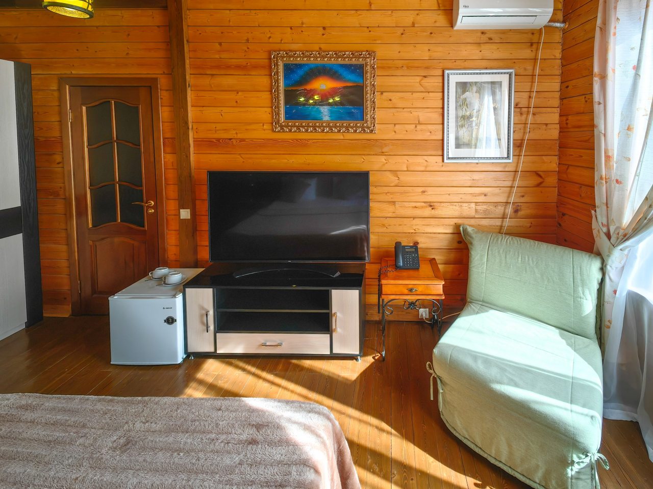 Комфортная трёхместная комната с видом на горы