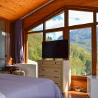 Панорамная комната с балконом