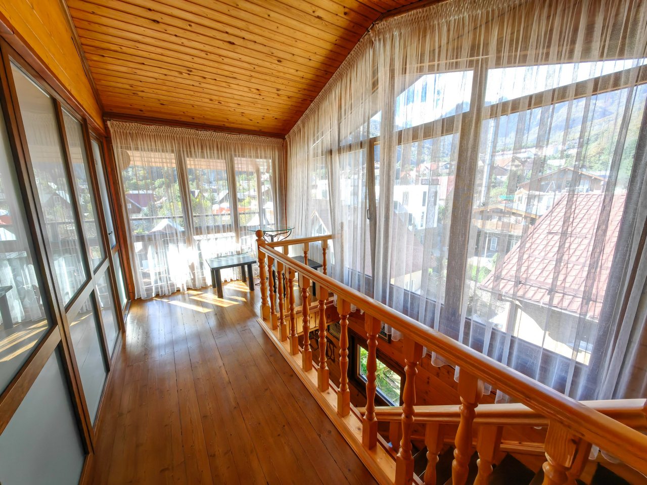 Панорамная комната с балконом