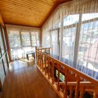 Панорамная комната с балконом