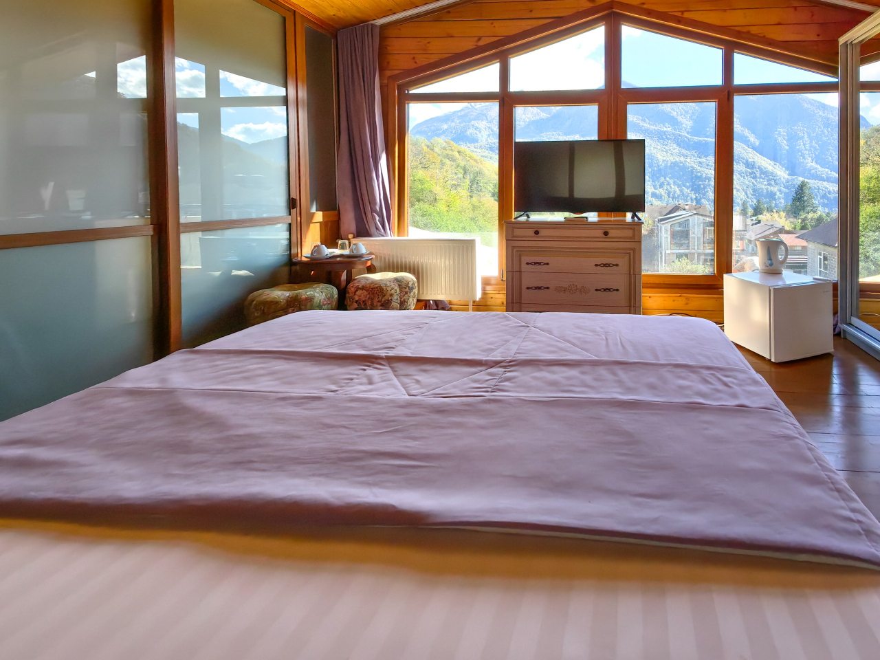 Панорамная комната с балконом