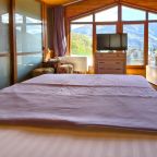 Панорамная комната с балконом