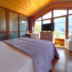 Панорамная комната с балконом