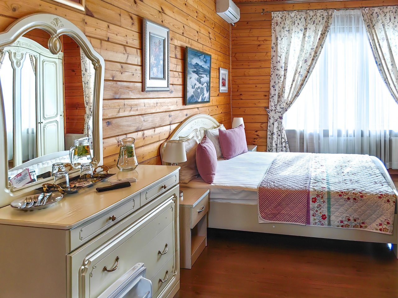 Семейная комната с видом на горы