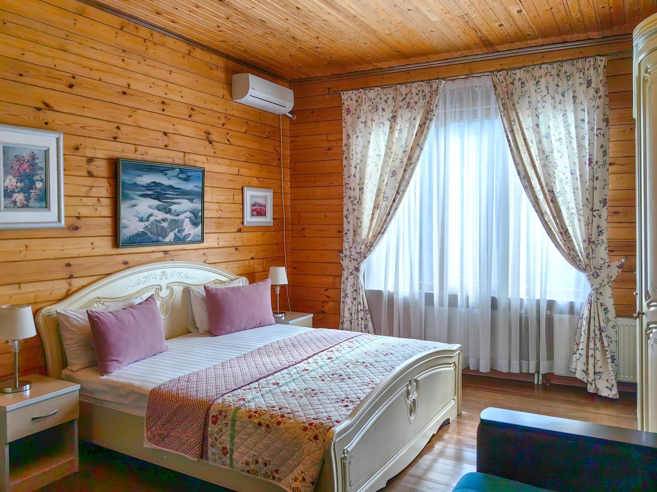 Семейная комната с видом на горы