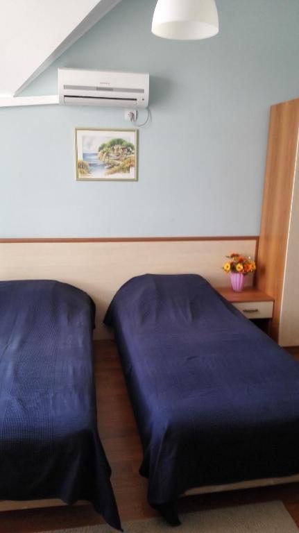 Двухместный (Двухместный номер с 2 отдельными кроватями и балконом) гостевого дома Дольче вита, Голубицкая