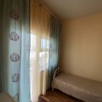 Трехместный (Трехместный номер с одной двуспальной и односпальной кроватями), Гостевой дом Апрель