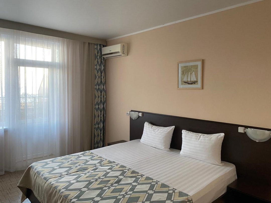 Двухместный (Стандартный двухместный номер с 1 кроватью или 2 отдельными кроватями и видом на море) гостиницы Ассоль, Ейск