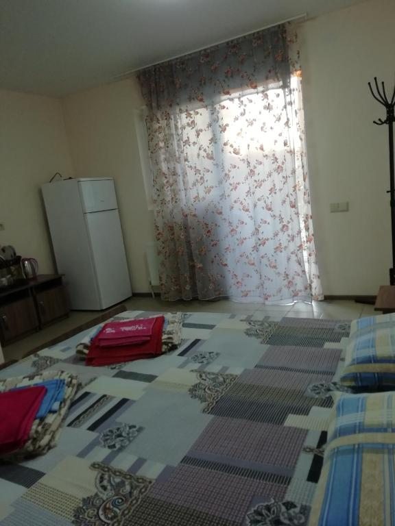 Двухместный (Большой двухместный номер с 1 кроватью или 2 отдельными кроватями) гостевого дома Три Моря, Тамань