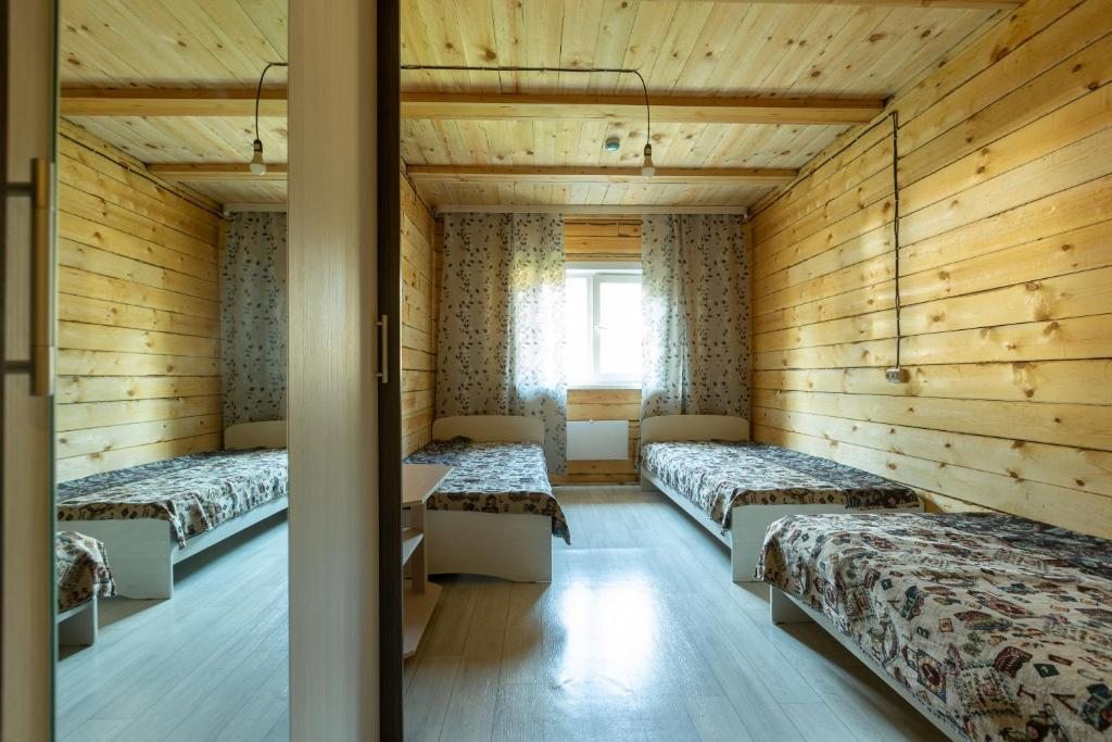 Трехместный (Классический трехместный номер) гостевого дома Нерпа 03, Горячинск