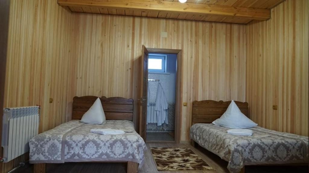 Двухместный (Двухместный номер с 2 отдельными кроватями и ванной комнатой) отеля Баргузинский прибой, Усть-Баргузин