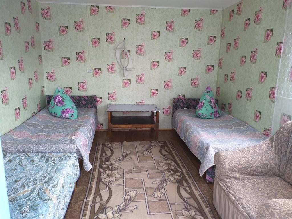 Трехместный (Стандартный трехместный номер) гостевого дома Байкальский уют, Усть-Баргузин
