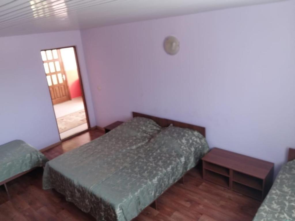 Четырехместный (Четырехместный номер эконом-класса с общей ванной комнатой), Гостевой дом Валентин