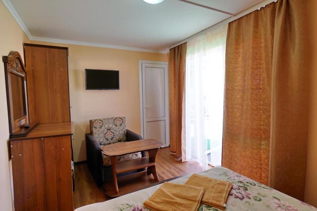 Двухместный (Двухместный номер Делюкс с 1 кроватью (для 2 взрослых и 1 ребенка)) гостевого дома Prestig, Лермонтово
