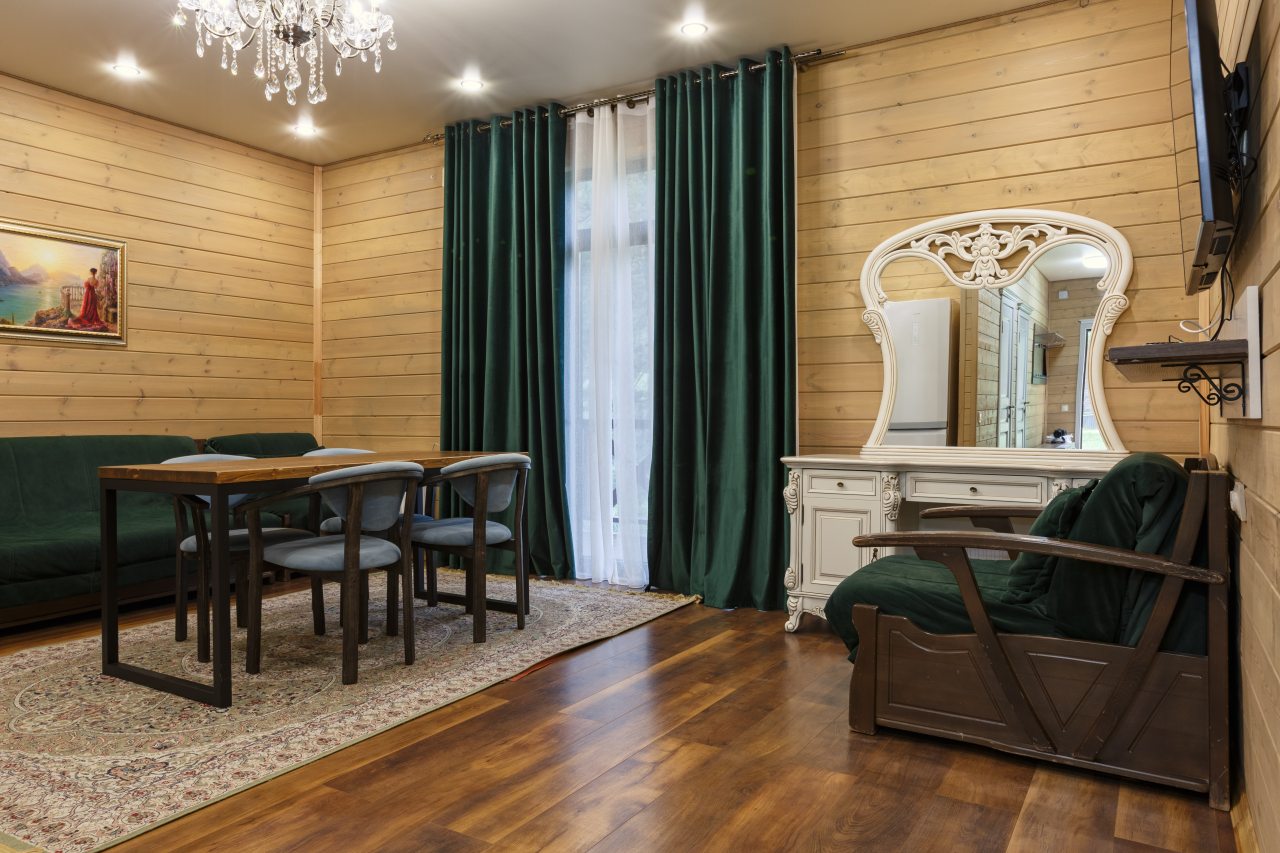 Шале (Апартаменты), Отель Konak House