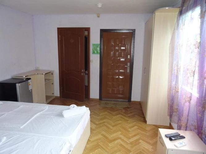 Двухместный (Двухместный номер с 2 отдельными кроватями и балконом) гостевого дома Morskoy Briz Guest House, Лдзаа
