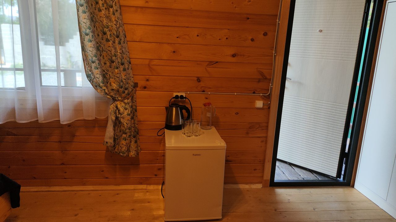 чайник, холодильник, стаканы, графин