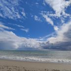 400 м от гостевого дома, Отель Comodita