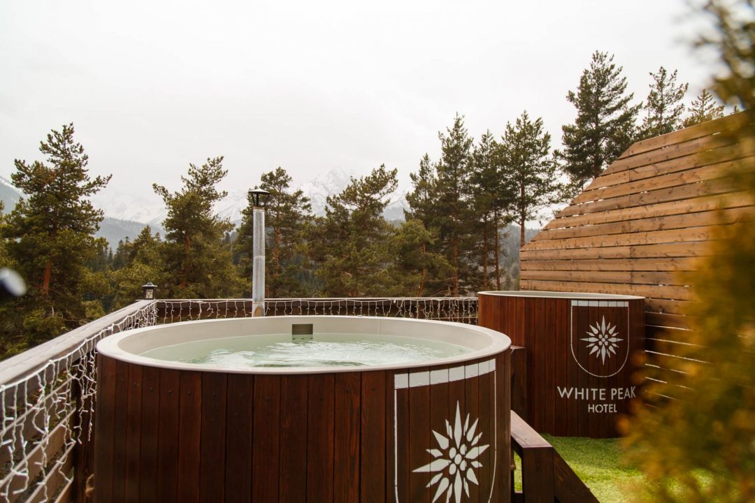 Бассейн с видом, Белый Пик / White Peak Hotel