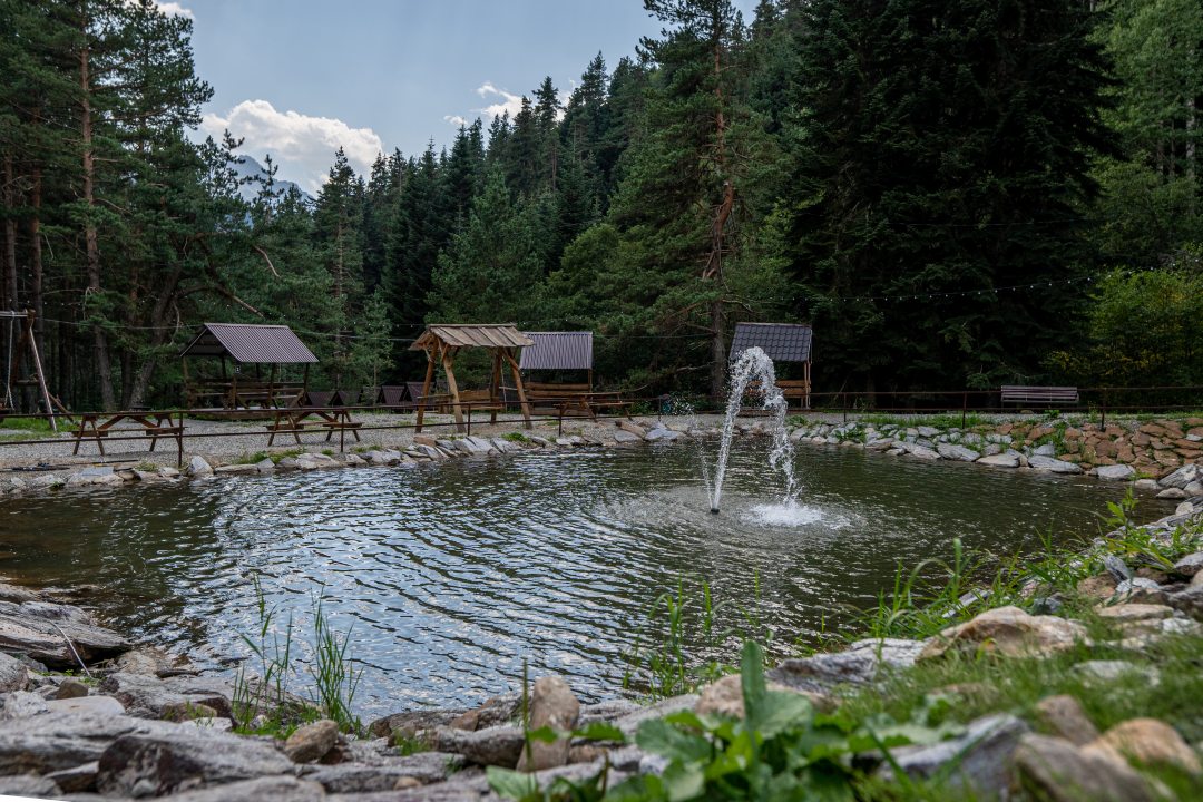 Форелевое озеро, Отель Софийские вершины
