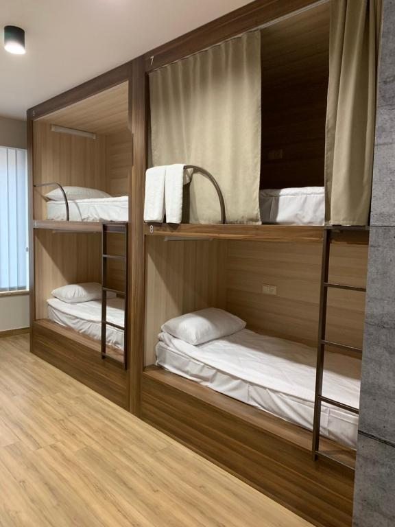 Номер (Кровать в общем 8-местном номере для мужчин и женщин) хостела Loft Hostel and Tours, Ереван