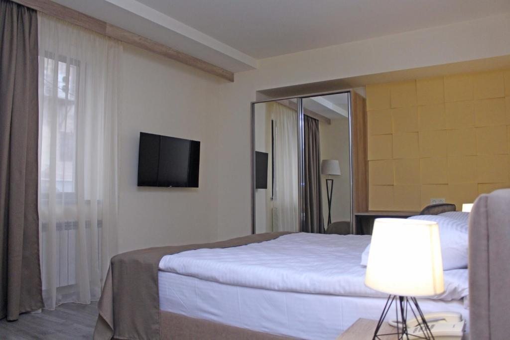 Двухместный (Двухместный номер с 1 кроватью или 2 отдельными кроватями и ванной комнатой) отеля MANDARIN Hotel, Ереван