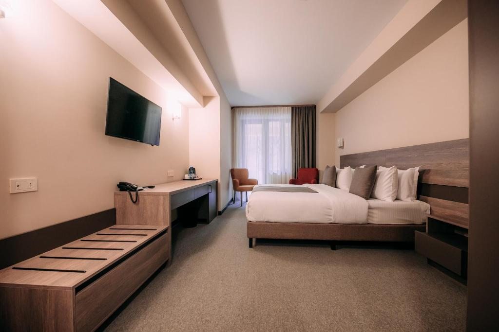 Двухместный (Стандартный двухместный номер с 1 кроватью или 2 отдельными кроватями и балконом) отеля DiliJazz Hotel & Restaurant, Дилижан