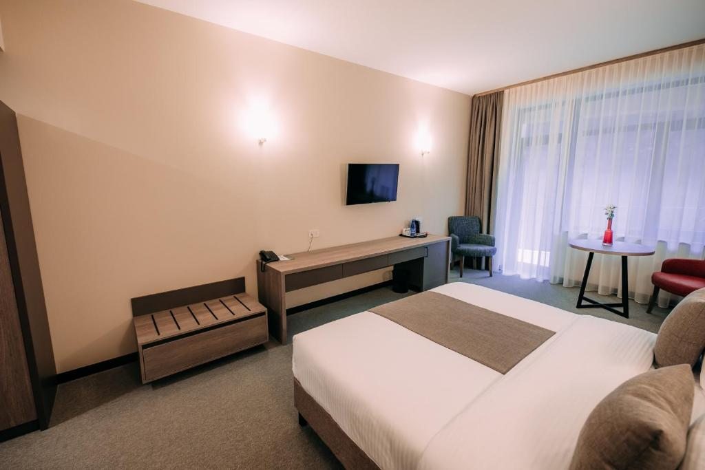 Двухместный (Двухместный номер Делюкс с 1 кроватью или 2 отдельными кроватями, вид на горы) отеля DiliJazz Hotel & Restaurant, Дилижан