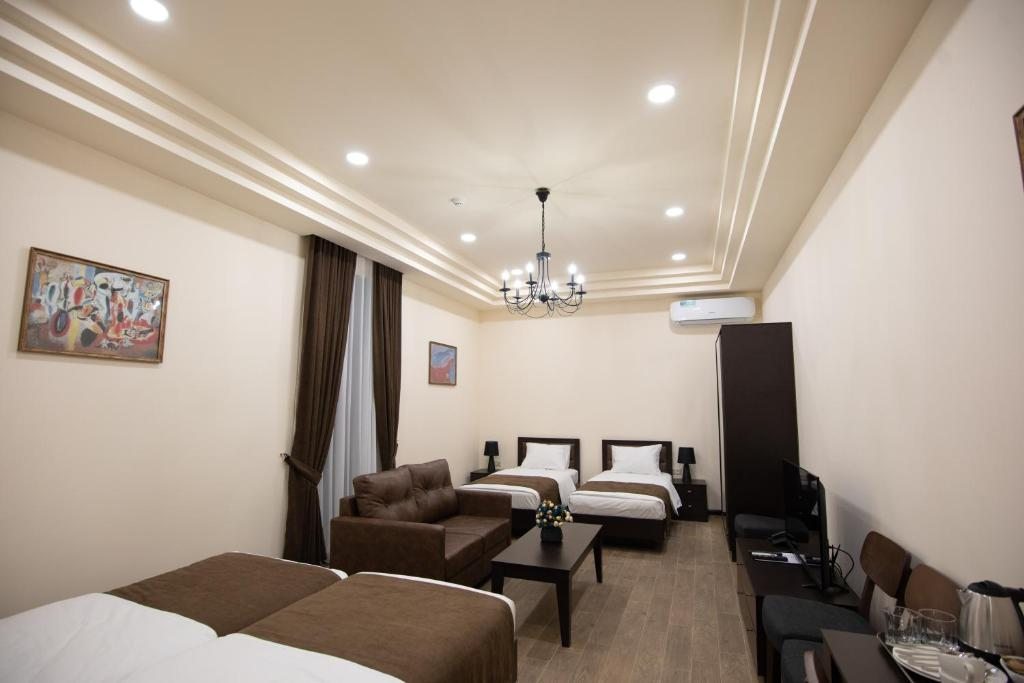 Семейный (Семейный номер Делюкс) отеля BOUTIQUE LIVING HOTEL, Ереван