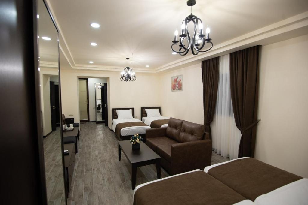 Четырехместный (Четырехместный номер) отеля BOUTIQUE LIVING HOTEL, Ереван