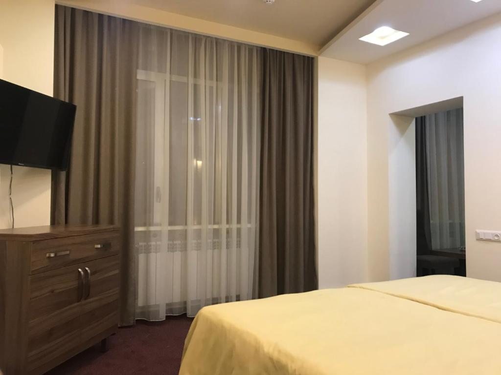 Трехместный (Представительский трехместный номер) отеля Hobby Hotel, Ереван