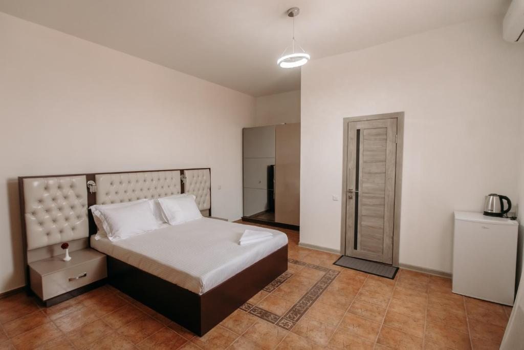 Двухместный (Стандартный двухместный номер с 1 кроватью) отеля Castle Family Hotel, Ереван