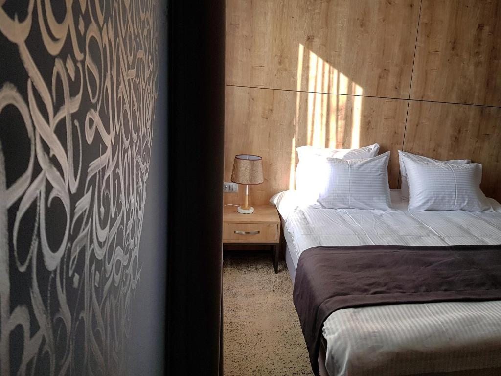 Двухместный (Улучшенный двухместный номер с 1 кроватью или 2 отдельными кроватями) отеля Hotel Alpha, Ереван