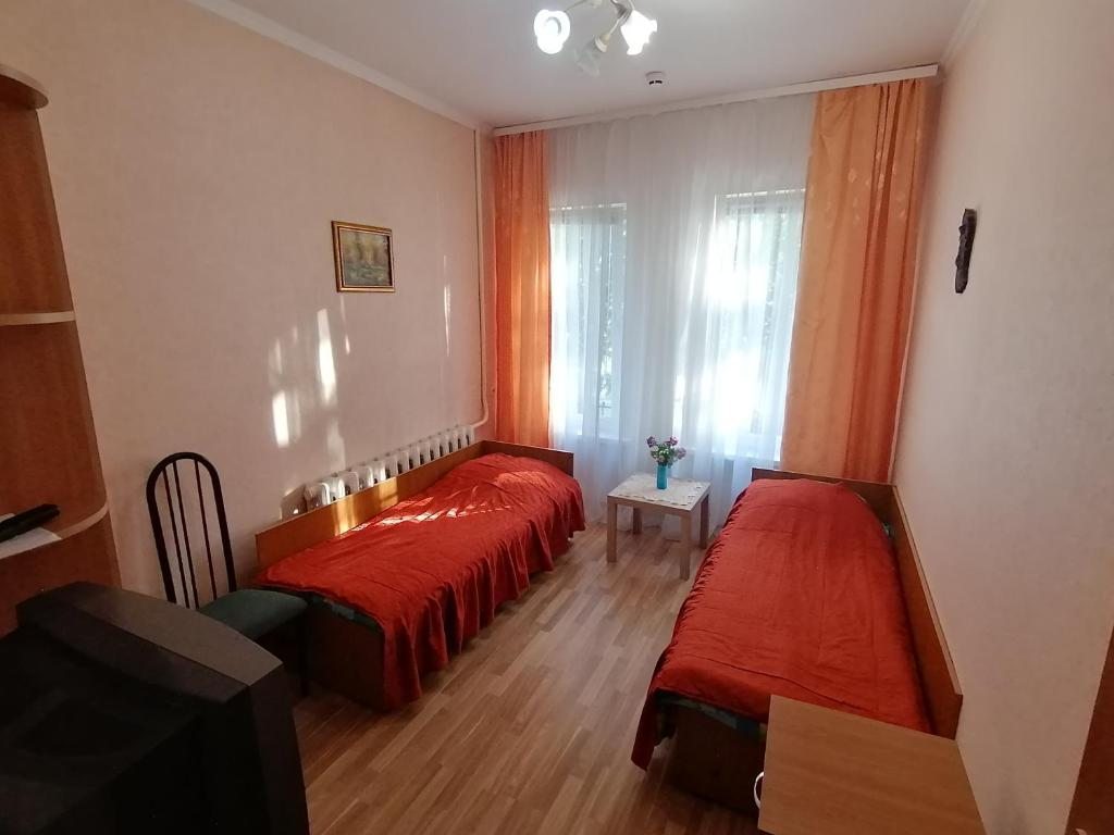 Двухместный (Двухместный номер с 2 отдельными кроватями и ванной комнатой) отеля Gostinitsa 