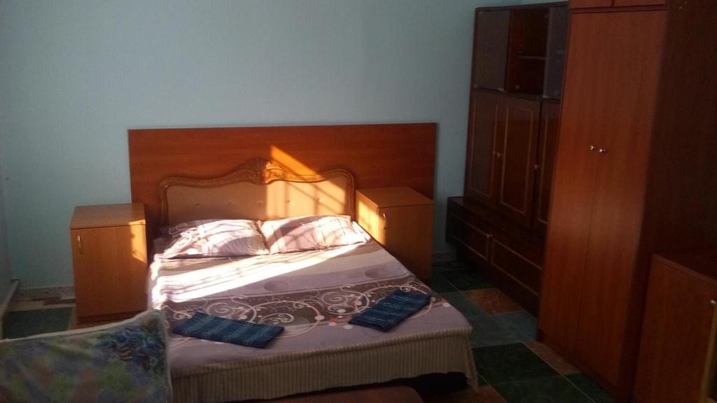 Двухместный (Двухместный номер с двуспальной кроватью и дополнительной кроватью) мотеля Гостиница Околица в Ивацевичи