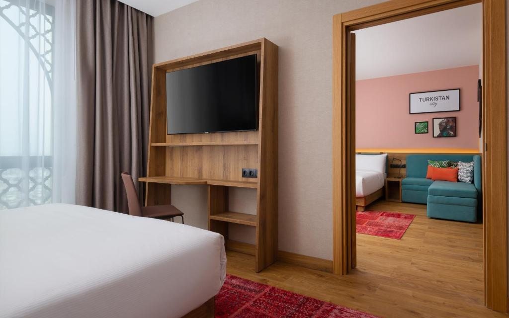 Двухместный (Смежный семейный номер с кроватью размера «king-size») отеля Hampton By Hilton Turkistan, Туркестан