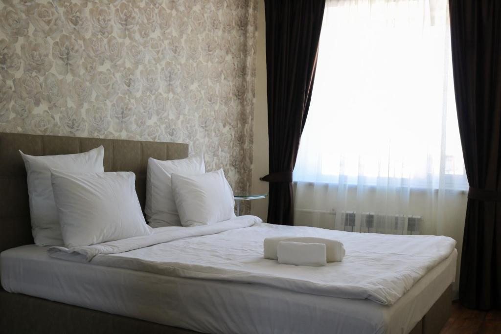 Четырехместный (Четырехместный номер Делюкс) отеля Garden Park Hotel, Павлодар