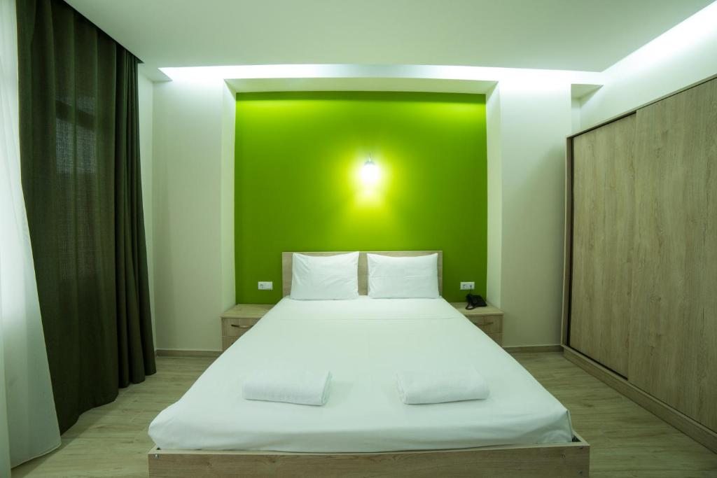 Двухместный (Большой двухместный номер с 1 кроватью) отеля Hotel Jeal, Батуми