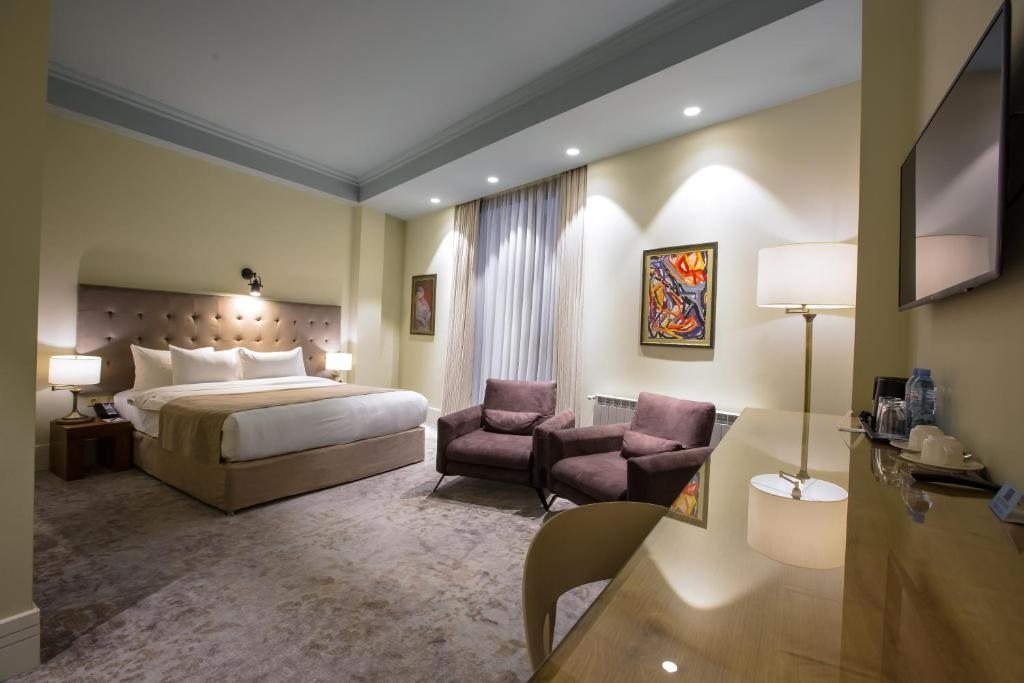 Сьюит (Люкс с кроватью размера «king-size») отеля Hotel Europe, Тбилиси