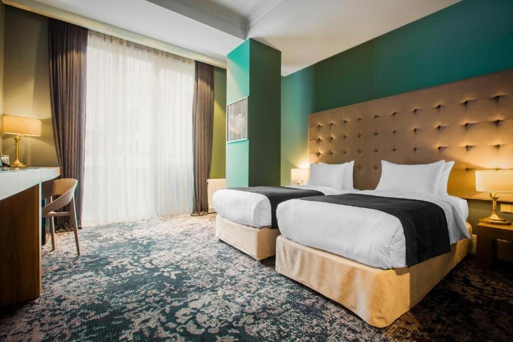 Двухместный (Улучшенный двухместный номер с 1 кроватью или 2 отдельными кроватями) отеля Hotel Europe, Тбилиси