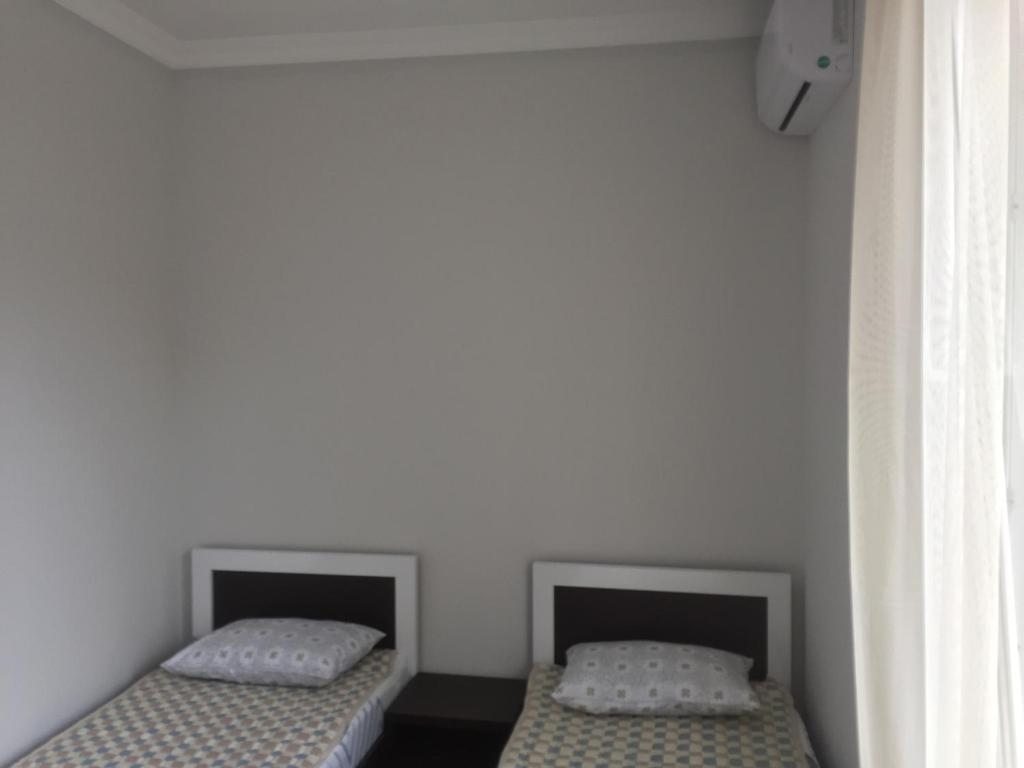 Двухместный (Двухместный номер с 2 отдельными кроватями и дополнительной кроватью) гостевого дома Guesthouse David, Кобулети
