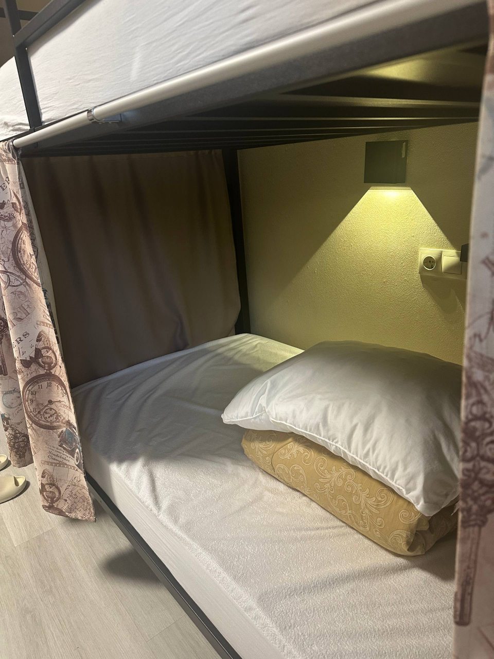 Четырехместный (Нижнее место на двухъярусной кровати в общем номере для женщин), Женские Апартаменты Уютная кровать
