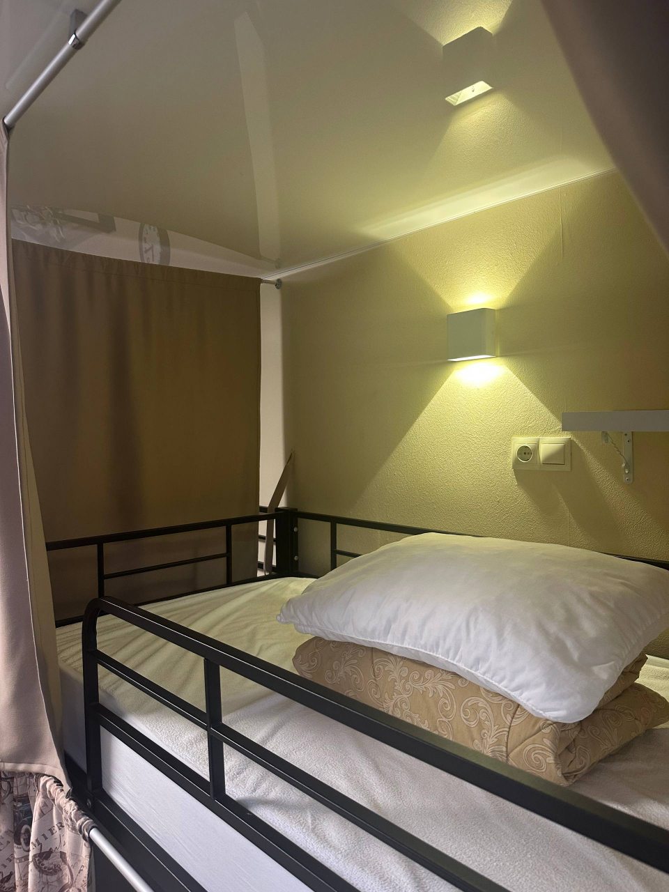 Четырехместный (Верхнее спальное место на двухъярусной кровати в общем номере для женщин), Женские Апартаменты Уютная кровать