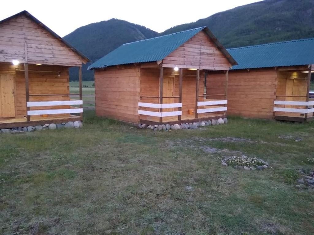 Домики на территории гостевого комплекса "В горах Алтая".. Гостевой дом В горах Алтая