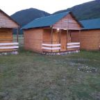 Домики на территории гостевого комплекса "В горах Алтая". 