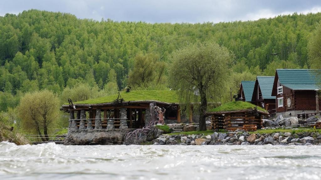 Село ая. Медвежий угол база отдыха Камчатка. Кулешов Медвежий угол. Турбаза на Хурбе. Медвежий угол Кисловодск официальный сайт.