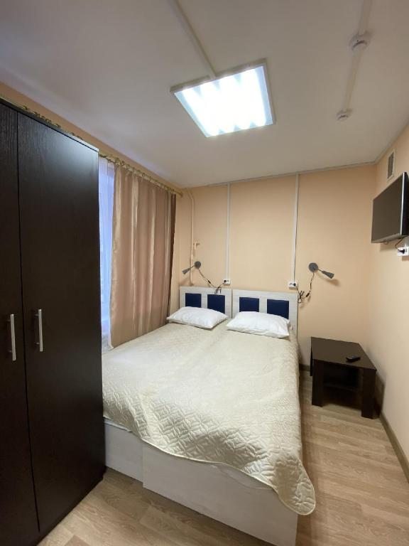 Двухместный (Двухместный с 1 кроватью или 2 отдельными кроватями и душем) хостела SKAZKA, Гатчина