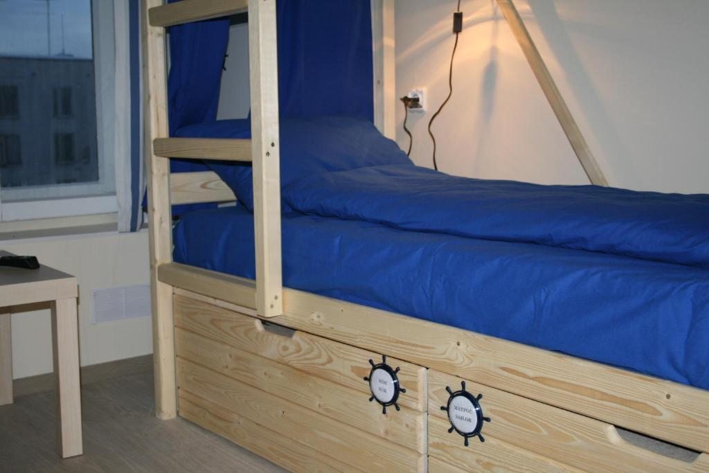 Номер (Спальное место на двухъярусной кровати в 5-местном общем номере для мужчин и женщин) хостела Cabin Sailor, Мурманск