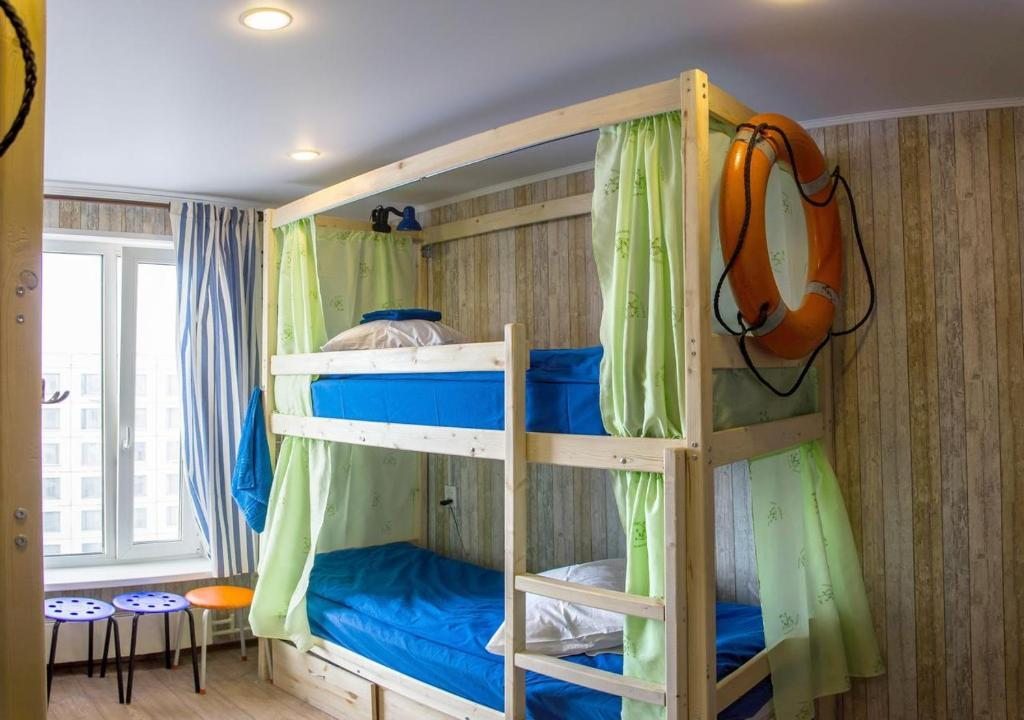 Номер (Спальное место на двухъярусной кровати в общем номере для мужчин и женщин) хостела Cabin Sailor, Мурманск